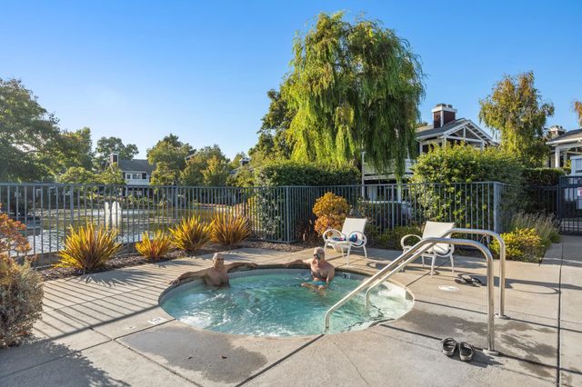 20 Marina Lakes Dr, Richmond, CA 94804