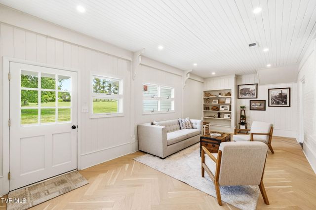 240 Maplehurst Lane, Bluff City, TN 37618