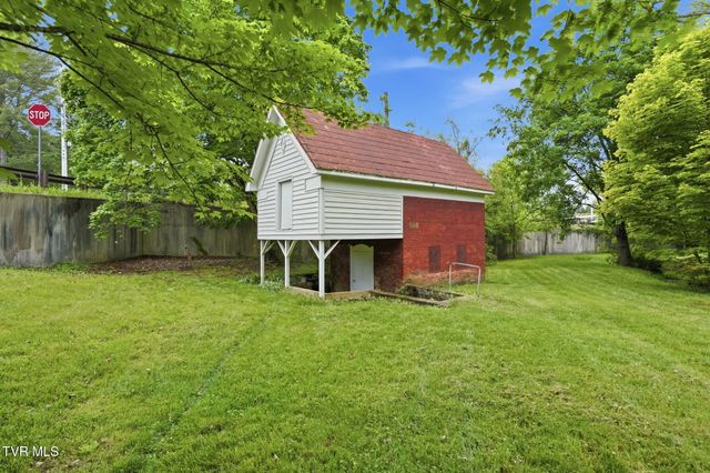 240 Maplehurst Lane, Bluff City, TN 37618