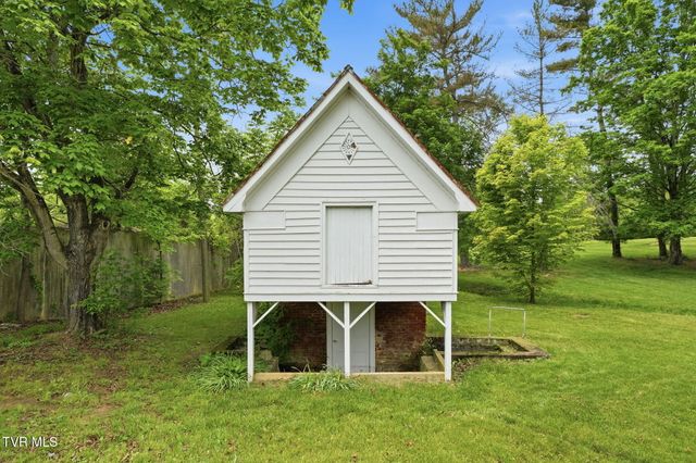 240 Maplehurst Lane, Bluff City, TN 37618