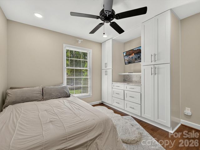 1401 Worcaster Place, Charlotte, NC 28211
