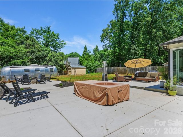 1401 Worcaster Place, Charlotte, NC 28211