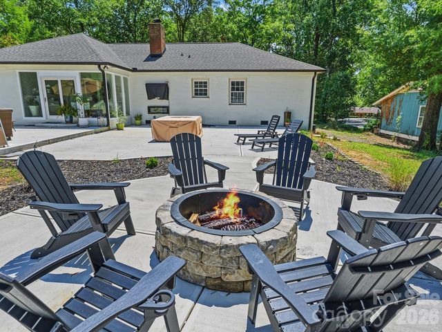 1401 Worcaster Place, Charlotte, NC 28211