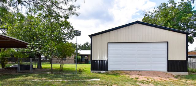 2013 S Walnut, Brady, TX 76825