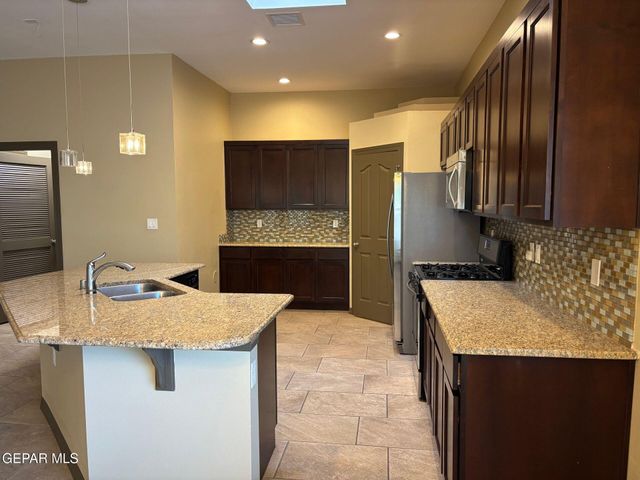 5724 Valley Lilac Lane, El Paso, TX 79932