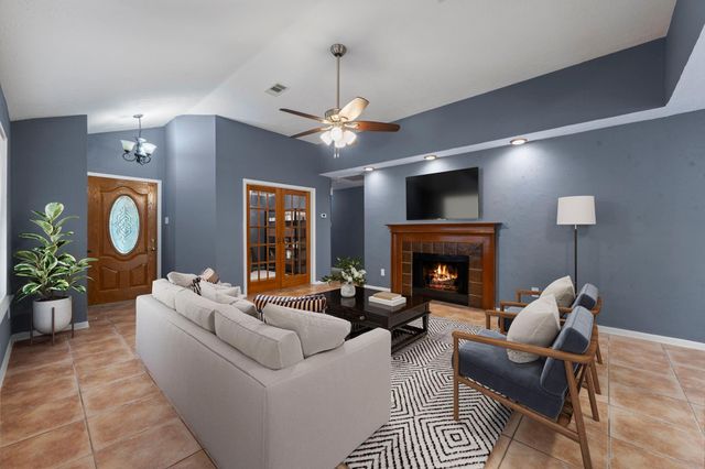 14 W Cobble Hill Circle, The Woodlands, TX 77381