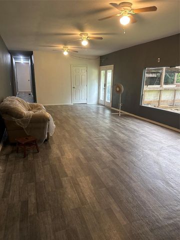 208 Barnes, Dayton, TX 77535