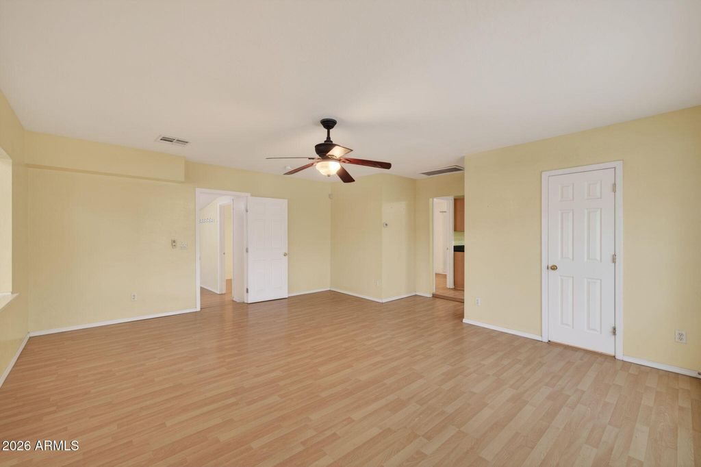 Image 11 of property listing at 1116 E CINNABAR Avenue, Phoenix, AZ 85020