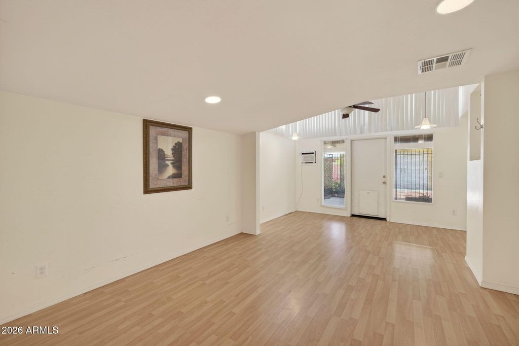 Image 16 of property listing at 1116 E CINNABAR Avenue, Phoenix, AZ 85020