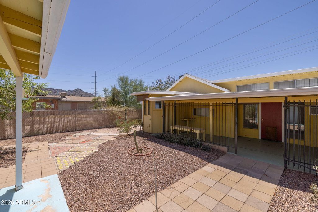 Image 23 of property listing at 1116 E CINNABAR Avenue, Phoenix, AZ 85020