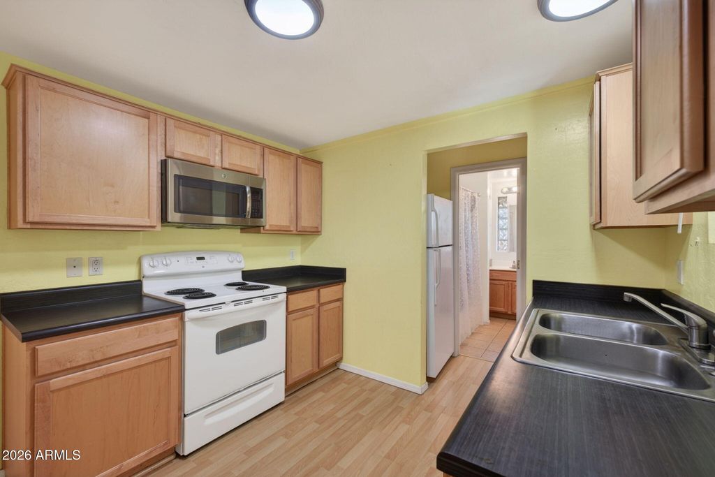 Image 3 of property listing at 1116 E CINNABAR Avenue, Phoenix, AZ 85020