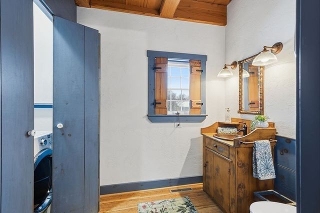 82 Lester Ln, Weymouth, MA 02188