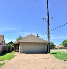 800 NE 17th Court, Moore, OK 73160