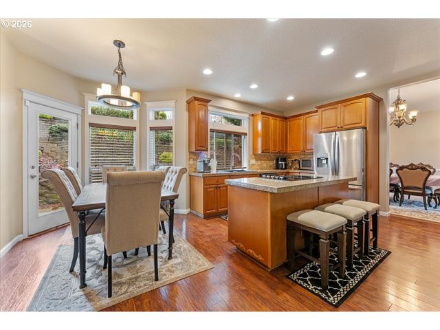 6338 Se DUNBAR Dr, Portland, OR 97236