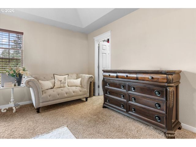 6338 Se DUNBAR Dr, Portland, OR 97236