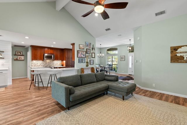 112 Poquito Dr, Rockport, TX 78382