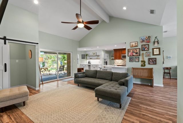 112 Poquito Dr, Rockport, TX 78382