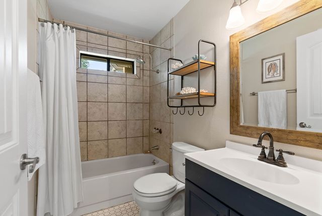 112 Poquito Dr, Rockport, TX 78382