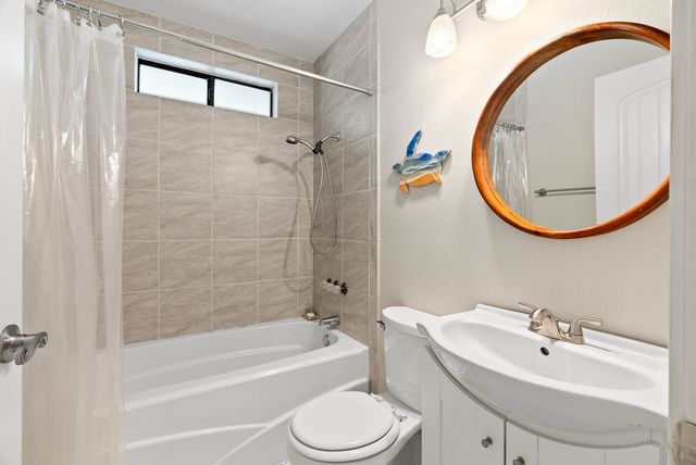 112 Poquito Dr, Rockport, TX 78382