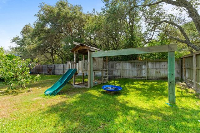 112 Poquito Dr, Rockport, TX 78382