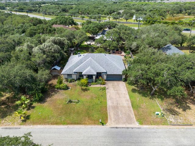 112 Poquito Dr, Rockport, TX 78382