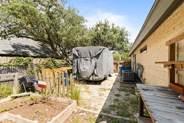 112 Poquito Dr, Rockport, TX 78382