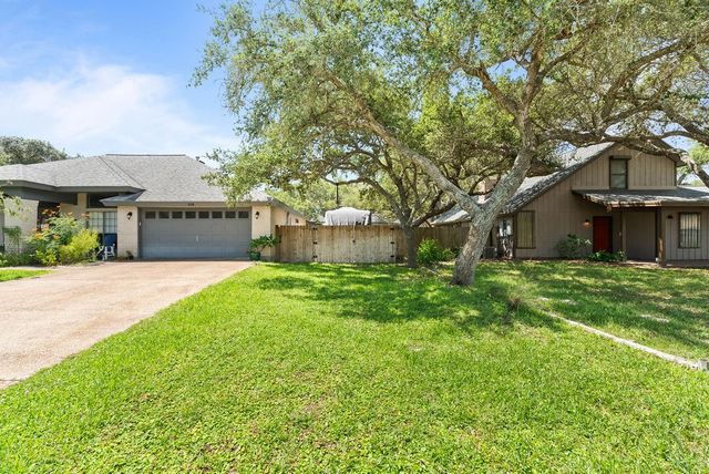 112 Poquito Dr, Rockport, TX 78382