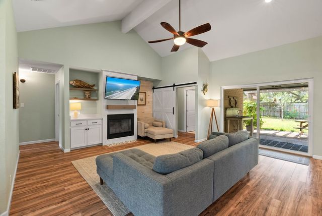 112 Poquito Dr, Rockport, TX 78382