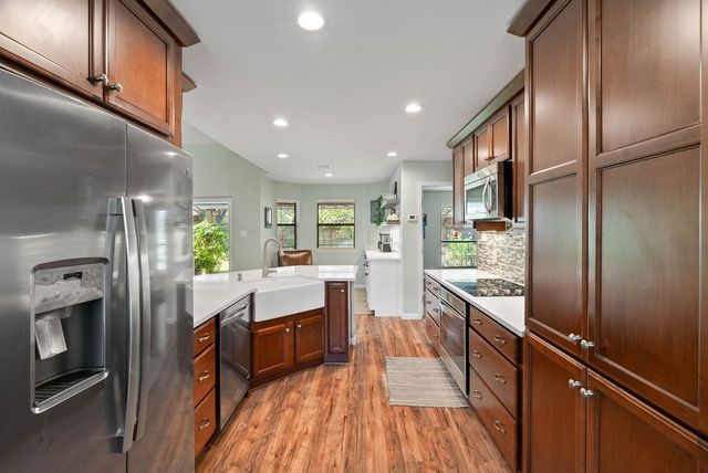 112 Poquito Dr, Rockport, TX 78382