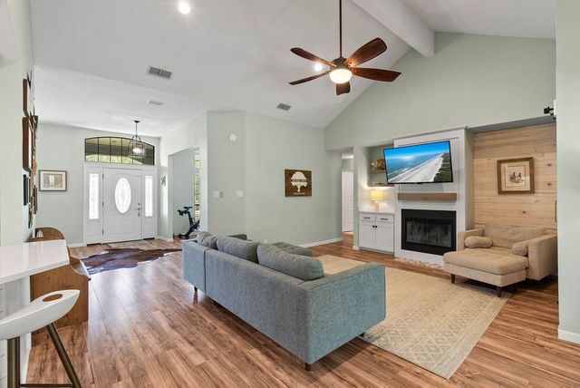 112 Poquito Dr, Rockport, TX 78382