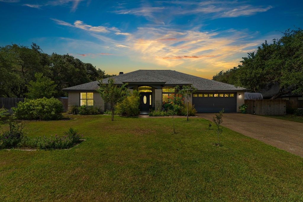 112 Poquito Dr, Rockport, TX 78382