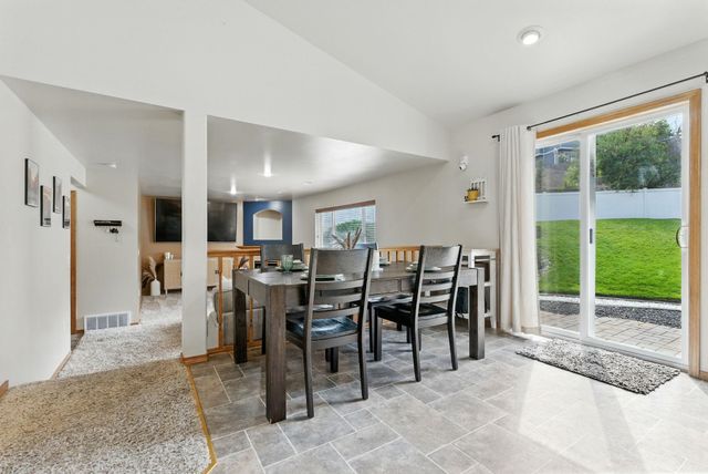 1124 Moen Rd, Greenacres, WA 99016