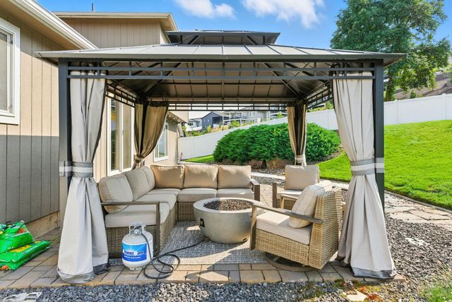 1124 Moen Rd, Greenacres, WA 99016