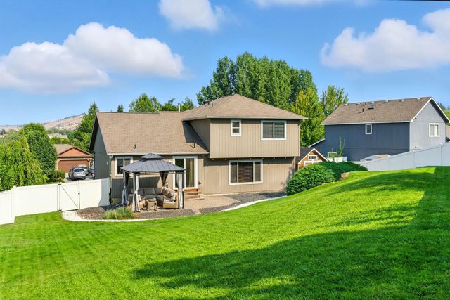 1124 Moen Rd, Greenacres, WA 99016
