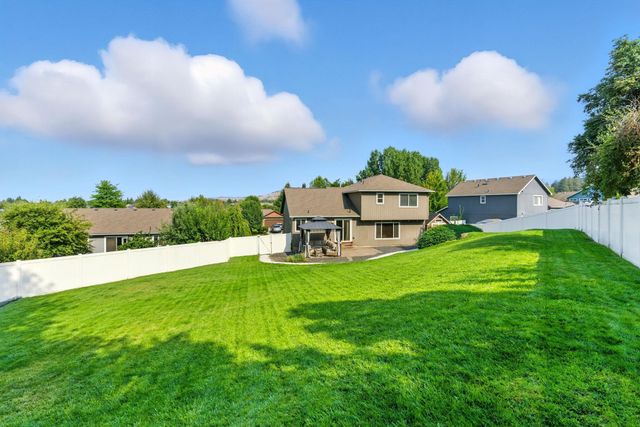 1124 Moen Rd, Greenacres, WA 99016