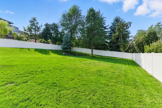 1124 Moen Rd, Greenacres, WA 99016