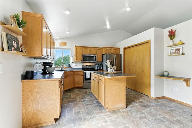 1124 Moen Rd, Greenacres, WA 99016