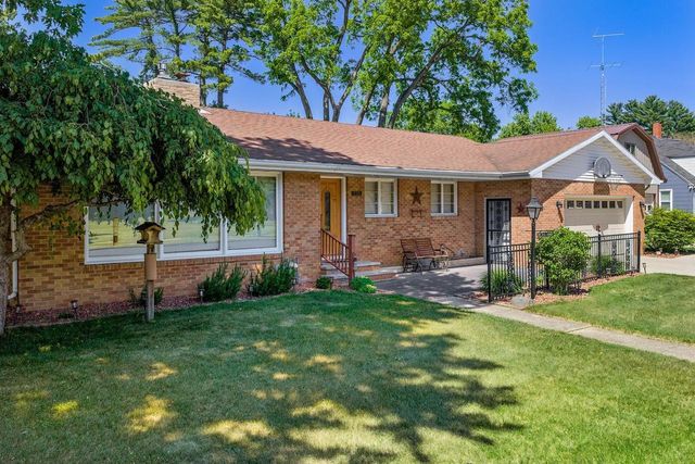 215 8th Street, Reedsburg, WI 53959