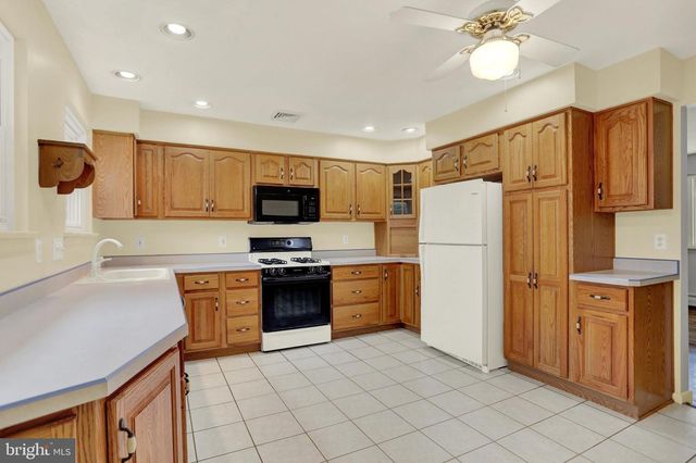 19 E GLENWOOD DR, Camp Hill, PA 17011