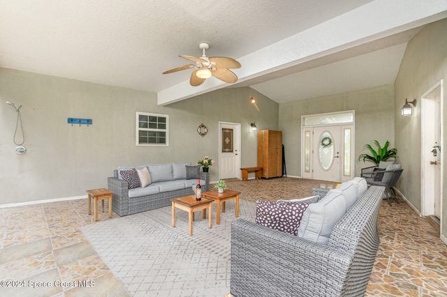 2885 Foxglove Avenue SW, Palm Bay, FL 32908