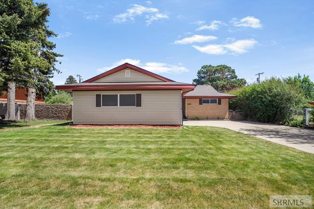 Image 2 of property listing at 1993 Azalea Drive, Idaho Falls, ID 83404