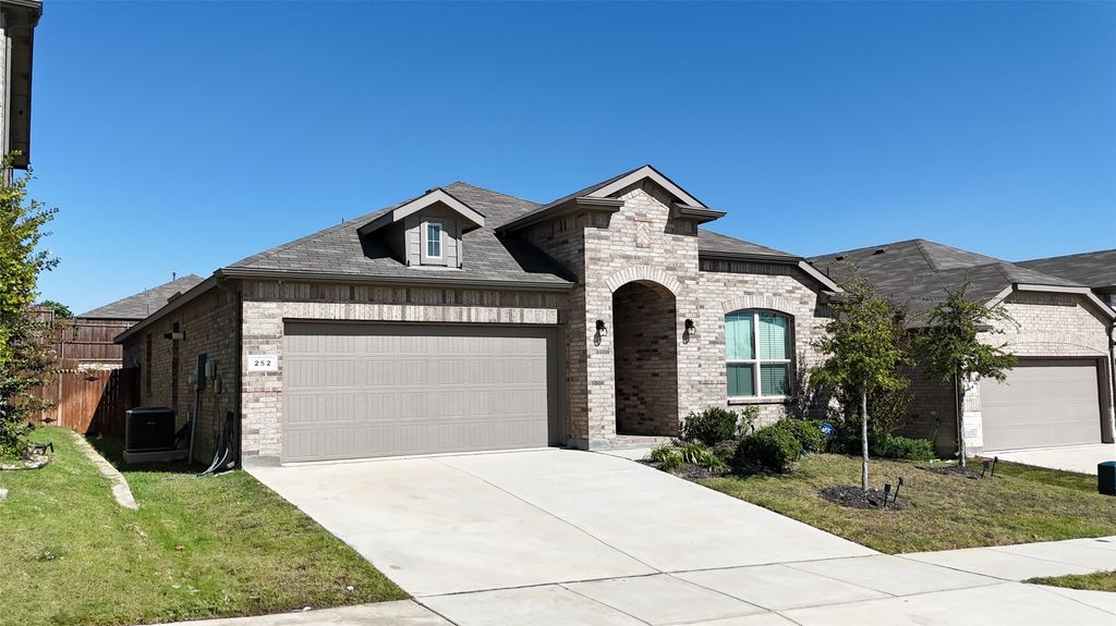 252 Drumcliffe Drive, Fort Worth, TX 76052
