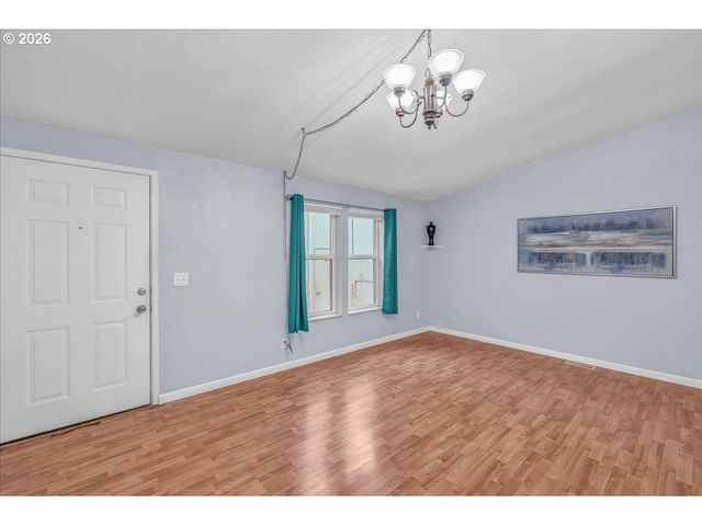 643 Se BROOKWOOD Ave, Hillsboro, OR 97123