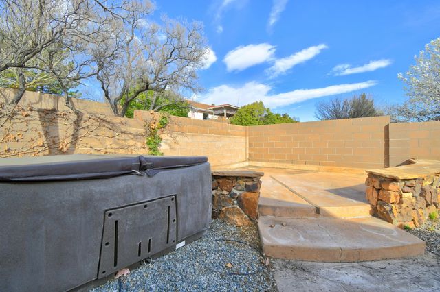 10219 Wickenburg Street NW, Albuquerque, NM 87114