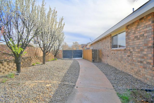 10219 Wickenburg Street NW, Albuquerque, NM 87114