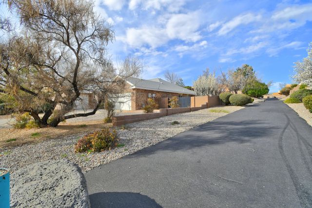 10219 Wickenburg Street NW, Albuquerque, NM 87114