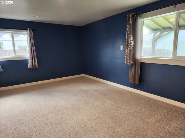 208 S SWIEGLE Ave, Molalla, OR 97038