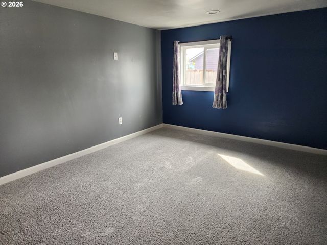 208 S SWIEGLE Ave, Molalla, OR 97038