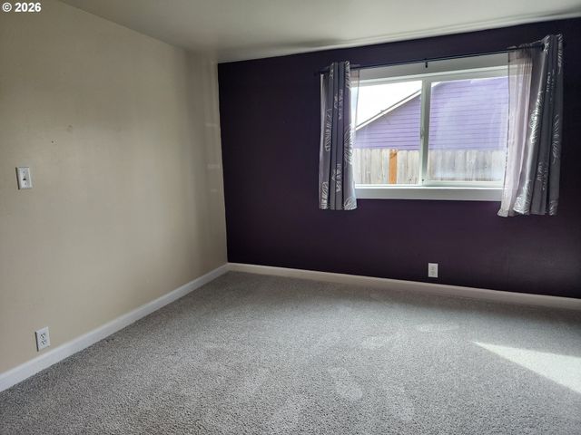 208 S SWIEGLE Ave, Molalla, OR 97038