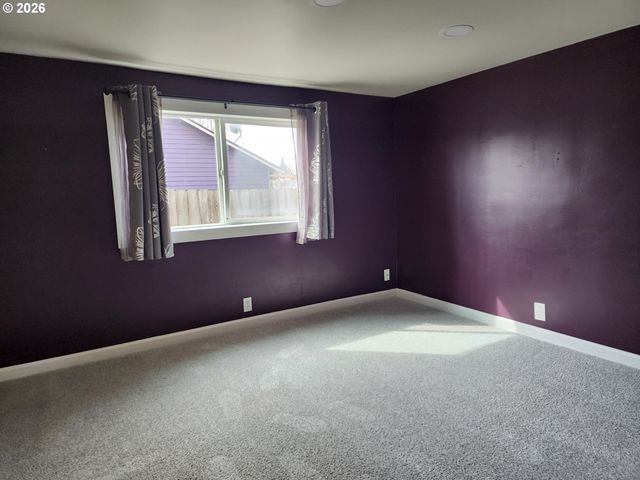 208 S SWIEGLE Ave, Molalla, OR 97038